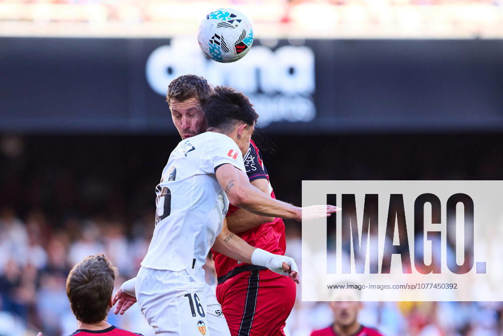 Valencia CF v Rayo Vallecano - LaLiga EA Sports VALENCIA, SPAIN - MAY 14: Florian Lejeune of Rayo Vallecano competes for the ball with Diego Lopez of Valencia CF during to the LaLiga EA Sports match between Valencia CF and Rayo Vallecano at Estadio Mestalla on May 14, 2026 in Valencia, Spain. (Photo by Jose Torres Photo Players Images Magara Press) Valencia Estadio Mestalla Spain