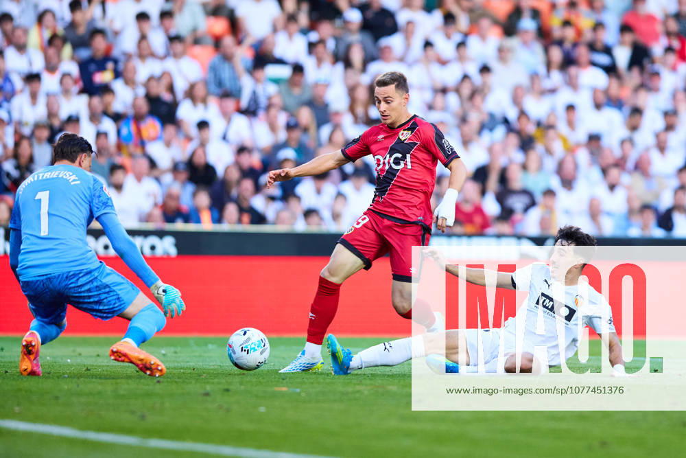Valencia CF v Rayo Vallecano - LaLiga EA Sports VALENCIA, SPAIN - MAY 14: Diego Lopez of Valencia CF competes for the ball with Jorge de Frutos of Rayo Vallecano during to the LaLiga EA Sports match between Valencia CF and Rayo Vallecano at Estadio Mestalla on May 14, 2026 in Valencia, Spain. (Photo by Jose Torres Photo Players Images Magara Press) Valencia Estadio Mestalla Spain