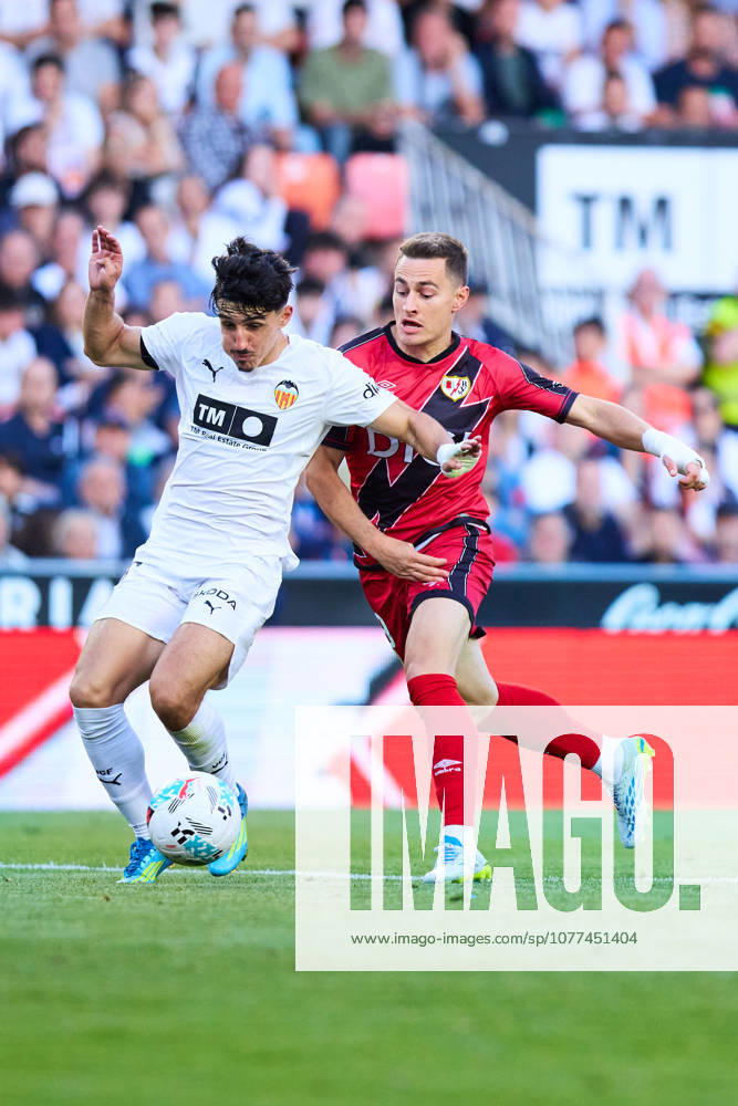 Valencia CF v Rayo Vallecano - LaLiga EA Sports VALENCIA, SPAIN - MAY 14: Diego Lopez of Valencia CF competes for the ball with Jorge de Frutos of Rayo Vallecano during to the LaLiga EA Sports match between Valencia CF and Rayo Vallecano at Estadio Mestalla on May 14, 2026 in Valencia, Spain. (Photo by Jose Torres Photo Players Images Magara Press) Valencia Estadio Mestalla Spain