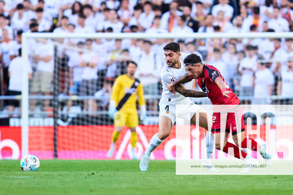 Valencia CF v Rayo Vallecano - LaLiga EA Sports VALENCIA, SPAIN - MAY 14: Unai Nunez of Valencia CF competes for the ball with Alfonso Espino of Rayo Vallecano during to the LaLiga EA Sports match between Valencia CF and Rayo Vallecano at Estadio Mestalla on May 14, 2026 in Valencia, Spain. (Photo by Jose Torres Photo Players Images Magara Press) Valencia Estadio Mestalla Spain