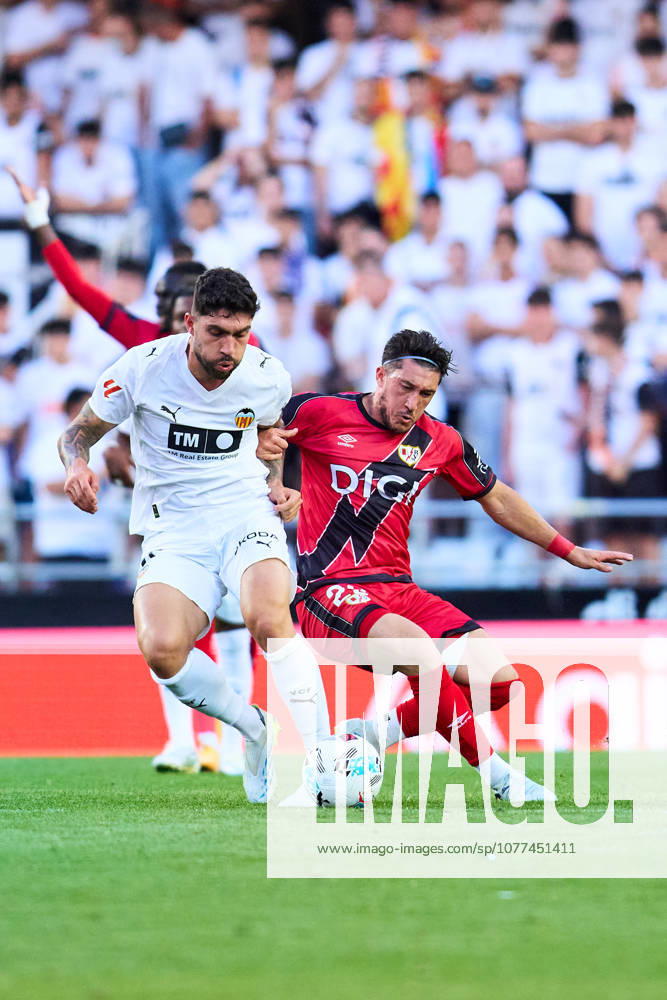 Valencia CF v Rayo Vallecano - LaLiga EA Sports VALENCIA, SPAIN - MAY 14: Unai Nunez of Valencia CF competes for the ball with Alfonso Espino of Rayo Vallecano during to the LaLiga EA Sports match between Valencia CF and Rayo Vallecano at Estadio Mestalla on May 14, 2026 in Valencia, Spain. (Photo by Jose Torres Photo Players Images Magara Press) Valencia Estadio Mestalla Spain