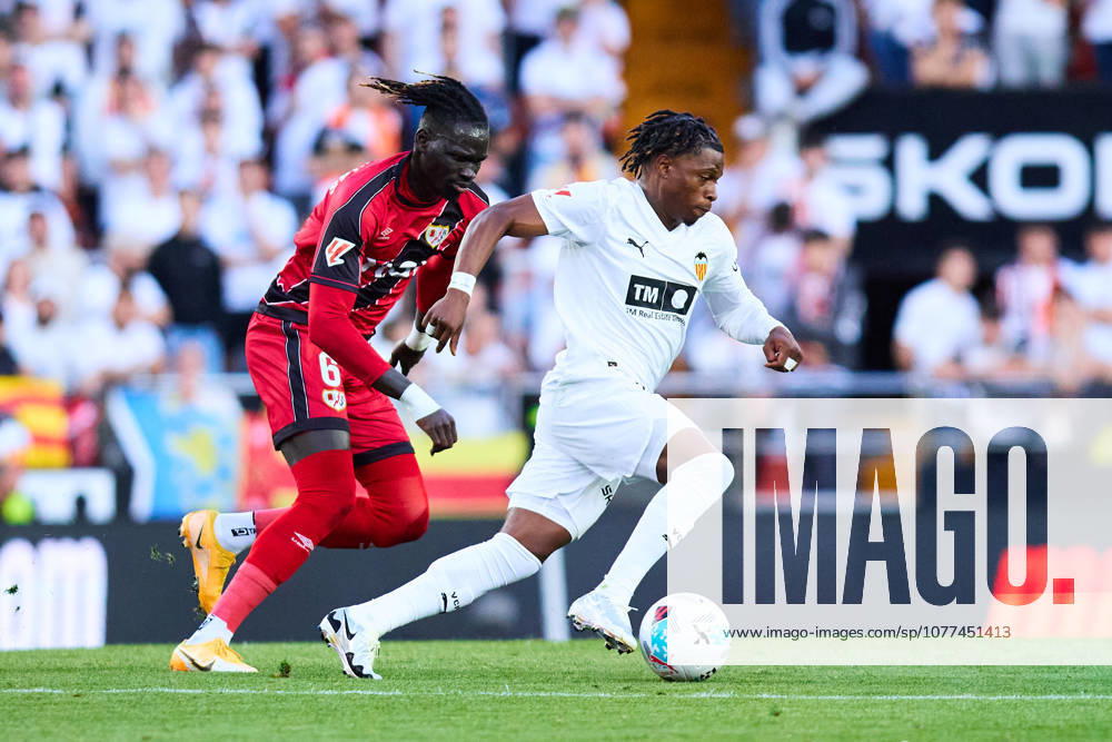 Valencia CF v Rayo Vallecano - LaLiga EA Sports VALENCIA, SPAIN - MAY 14: Largie Ramazani of Valencia CF competes for the ball with Pathe Ciss of Rayo Vallecano during to the LaLiga EA Sports match between Valencia CF and Rayo Vallecano at Estadio Mestalla on May 14, 2026 in Valencia, Spain. (Photo by Jose Torres Photo Players Images Magara Press) Valencia Estadio Mestalla Spain