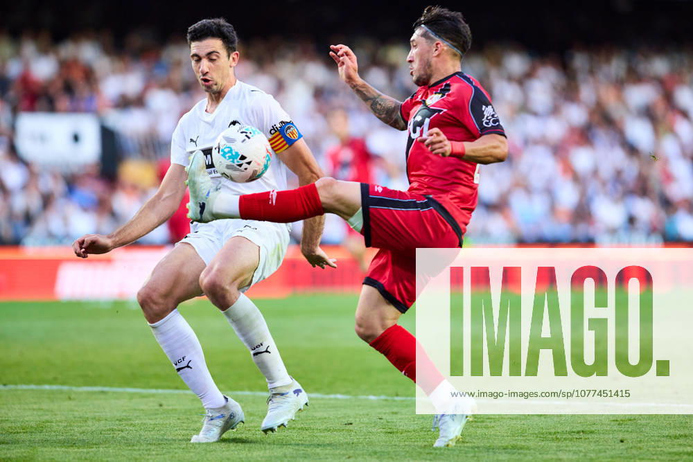 Valencia CF v Rayo Vallecano - LaLiga EA Sports VALENCIA, SPAIN - MAY 14: Alfonso Espino of Rayo Vallecano competes for the ball with Cesar Tarrega of Valencia CF during to the LaLiga EA Sports match between Valencia CF and Rayo Vallecano at Estadio Mestalla on May 14, 2026 in Valencia, Spain. (Photo by Jose Torres Photo Players Images Magara Press) Valencia Estadio Mestalla Spain