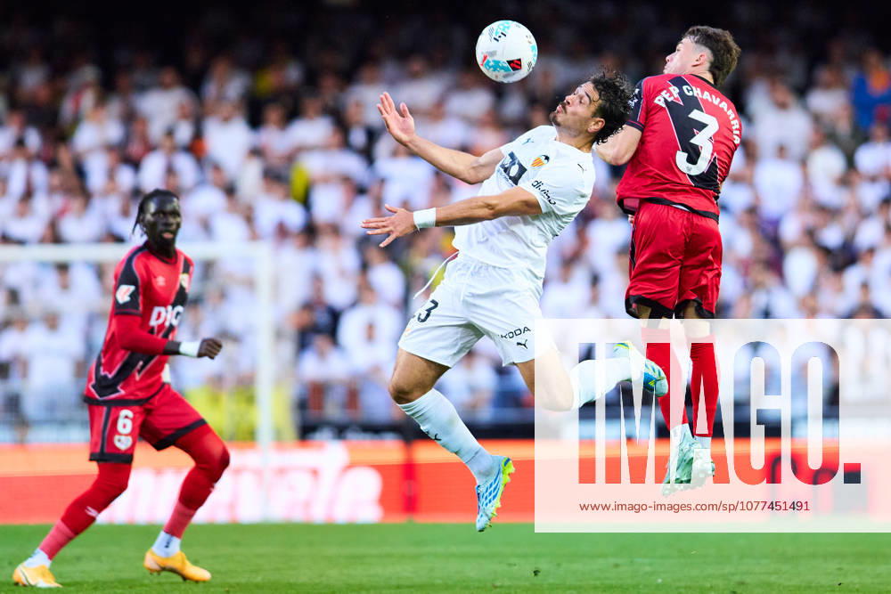 Valencia CF v Rayo Vallecano - LaLiga EA Sports VALENCIA, SPAIN - MAY 14: Filip Ugrinic of Valencia CF competes for the ball with Pep Chavarria of Rayo Vallecano during to the LaLiga EA Sports match between Valencia CF and Rayo Vallecano at Estadio Mestalla on May 14, 2026 in Valencia, Spain. (Photo by Jose Torres Photo Players Images Magara Press) Valencia Estadio Mestalla Spain
