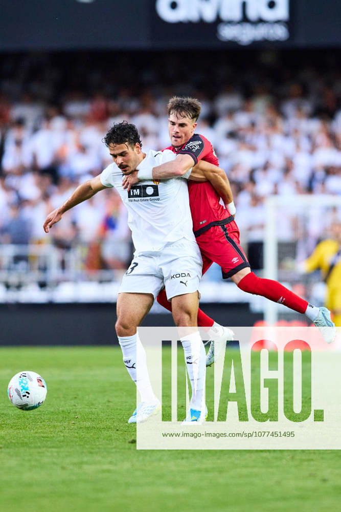 Valencia CF v Rayo Vallecano - LaLiga EA Sports VALENCIA, SPAIN - MAY 14: Filip Ugrinic of Valencia CF competes for the ball with Pep Chavarria of Rayo Vallecano during to the LaLiga EA Sports match between Valencia CF and Rayo Vallecano at Estadio Mestalla on May 14, 2026 in Valencia, Spain. (Photo by Jose Torres Photo Players Images Magara Press) Valencia Estadio Mestalla Spain