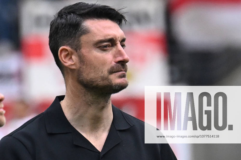 Soccer 1 Bundesliga, Eintracht Frankfurt VfB Stuttgart v l Coach Albert Riera Eintracht Frankfurt Disappointed, sad, frustrated, helpless, Frankfurt am Main