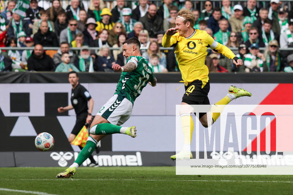 Soccer 1 Bundesliga, SV Werder Bremen Borussia Dortmund v l Marco Friedl Werder Bremen , Julian Brandt Borussia Dortmund Bremen