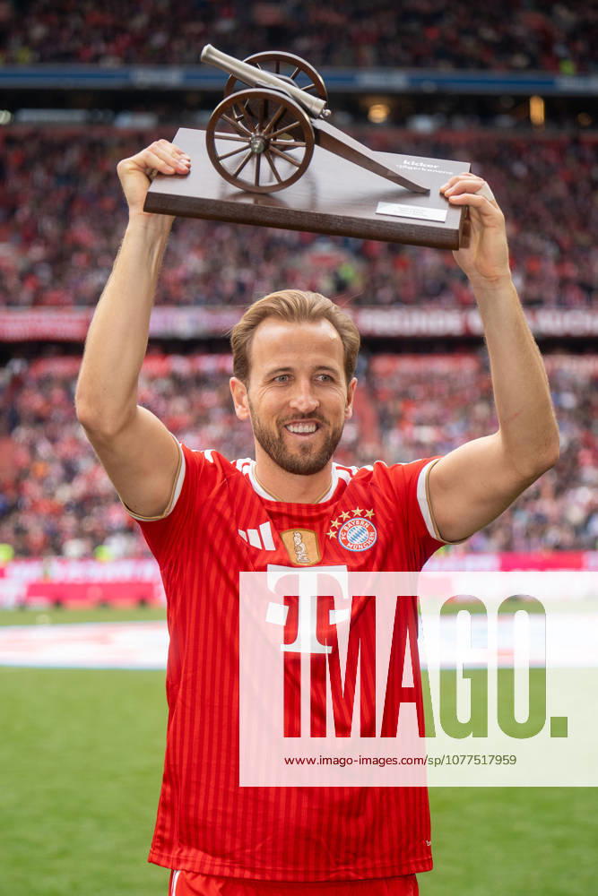 Harry Kane FC Bayern Muenchen, 09 with Torjaegerkanone, Torjubel, Jubel, Freude, Emotionen, Geste,, GER, FC Bayern Muenchen vs 1 FC Koeln, Fußball, 1 Bundesliga, 34 Spieltag, Spielzeit 2025 2026, 16 05 2026, DFL REGULATES PROHIBIT ANY USE OF PHOTOGRAPHS AS IMAGE SEQUENCES AND OR QUASI VIDEO, GER, FC Bayern Muenchen vs 1 FC Koeln, Football, 1 Bundesliga, Matchday 34, Season 2025 2026, 16 05 2026, Muenchen