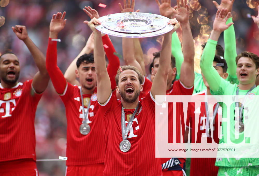 Football, Men, Bundesliga, Season 2025 2026, FC Bayern Munich 1 FC Cologne, Allianz Arena Championship celebration after the match here Harry Kane FC Bayern Munich raises the championship trophy DFB, DFL regulations prohibit any use of photographs as image sequences and or quasi video