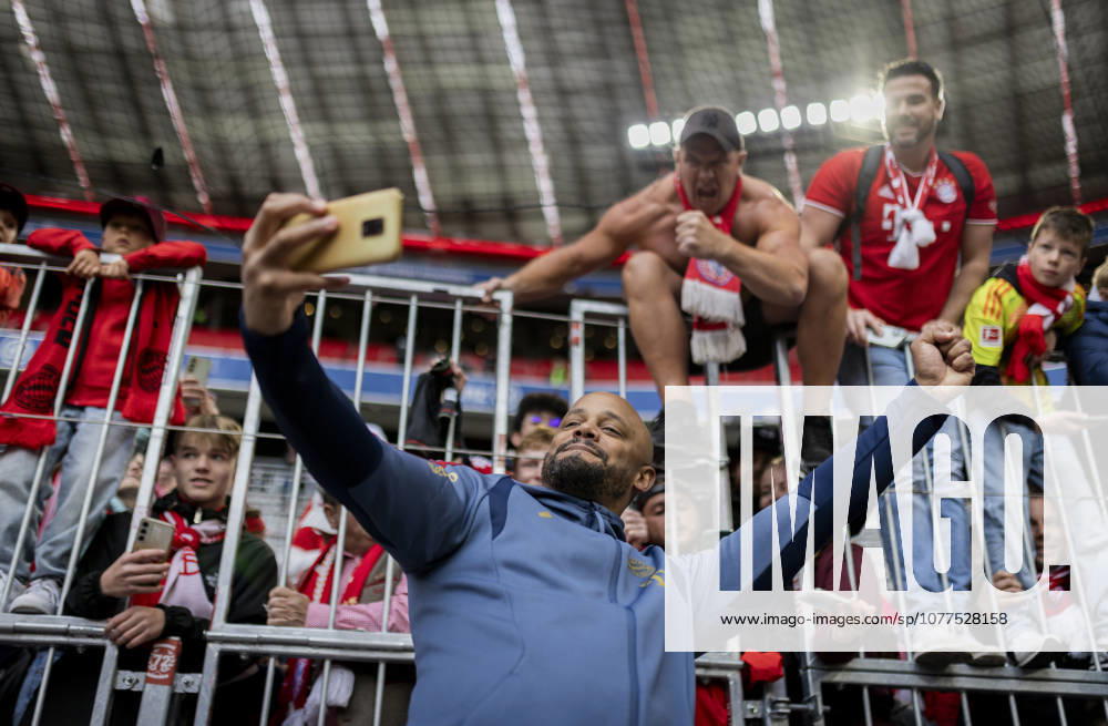 Munich, Germany May 16th 2026 Coach Vincent Kompany FCB takes photo with fans FC Bayern Munich 1 FC Cologne 16 05 2026