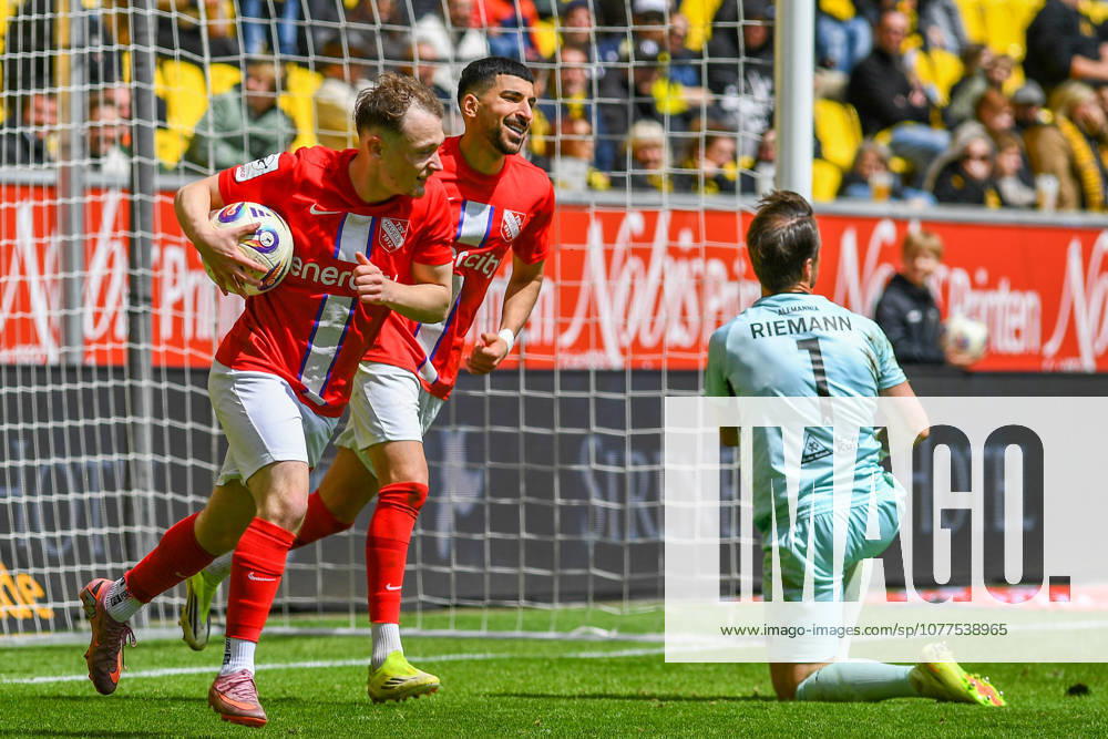 The players of TSV Havelse cheer about the connecting goal to 2 1, cheer about a goal, jubilation, goal celebration, celebrate the goal, goal, celebration, jubilation about the goal, optimistic, action, action, 16 05 2026, Aachen Germany , Soccer, 3 Liga, TSV Alemannia Aachen TSV Havelse, Soccer, 3 Liga, TSV Alemannia Aachen TSV Havelse, DFB DFL REGULATIONS PROHIBIT ANY USE OF PHOTOGRAPHS AS IMAGE SEQUENCES AND OR QUASI VIDEO