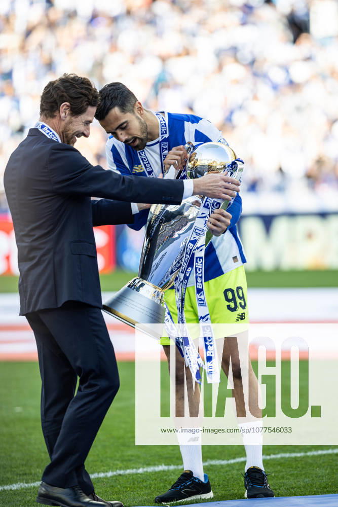 FC Porto s chairman ANDRE VILLAS BOAS hands championship trophy to DIEGO COSTA of FC Porto after the Liga Portugal Betclic 25 26 match between FC Porto and Santa Clara at Estadio do Dragao on May 16 2026, in Porto, Portugal. Soccer 2026: Porto X Santa Clara - ZUMAa269 20260516_zsp_a269_112