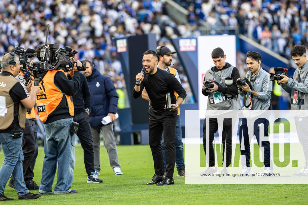 FC Porto s coach Francesco Farioli celebrates winning the Liga Portugal Betclic 25 26 at Estadio do Dragao on May 16 2026, in Porto, Portugal. Porto Portugal - ZUMAa269 20260516_zsp_a269_107