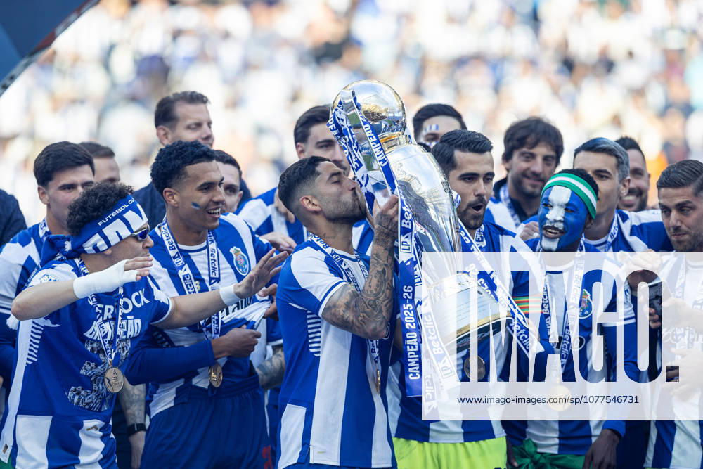 ALAN VARELA of FC Porto kisses championship trophy after the Liga Portugal Betclic 25 26 match between FC Porto and Santa Clara at Estadio do Dragao on May 16 2026, in Porto, Portugal. Porto Portugal - ZUMAa269 20260516_zsp_a269_136