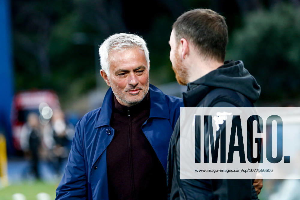 GD Estoril Praia v SL Benfica - Primeira Liga Jose Mourinho, head coach of SL Benfica, and Ian Cathro, head coach of GD Estoril Praia, during the Primeira Liga match between GD Estoril Praia and SL Benfica at Estadio Antonio Coimbra da Mota in Estoril, Portugal, on May 16, 2026. Lisbon Estoril Portugal