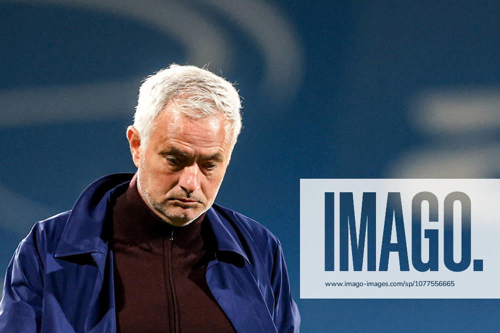 GD Estoril Praia v SL Benfica - Primeira Liga Jose Mourinho, head coach of SL Benfica, looks on during the Primeira Liga match between GD Estoril Praia and SL Benfica at Estadio Antonio Coimbra da Mota in Estoril, Portugal, on May 16, 2026. Lisbon Estoril Portugal