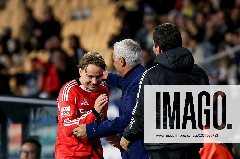 GD Estoril Praia v SL Benfica - Primeira Liga Andreas Schjelderup of SL Benfica with Jose Mourinho, head coach of SL Benfica, during the Primeira Liga match between GD Estoril Praia and SL Benfica at Estadio Antonio Coimbra da Mota in Estoril, Portugal, on May 16, 2026. Lisbon Estoril Portugal