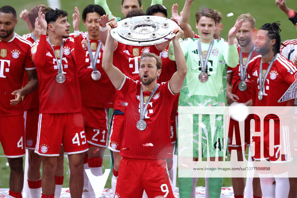 KANE Harry Team FC Bayern Muenchen at the award ceremony with the championship trophy and the team DFL Fussball Bundesliga Saison 2025 2026 Meisterfeier Deutscher Meister FC Bayern Muenchen Spiel FC Bayern Muenchen 1 FC Koeln 5 1 am 16 05 2026 in Muenchen DFL REGULATIONS PROHIBIT ANY USE OF PHOTOGRAPHS as IMAGE SEQUENCES and or QUASI VIDEO