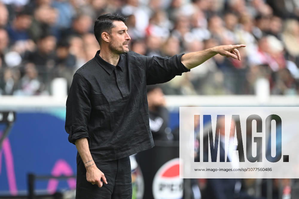 Coach Albert RIERA F gives instructions, , gestures, gestures, gesticulates, Football 1 Bundesliga Season 2025 2026, 34 Matchday, Matchday34, matchday34, Eintracht Frankfurt F VfB Stuttgart S 2 2 am 16 05 2026 Deutsche Bank Park Frankfurt DFL regulations prohibit any use of photographs as image sequences and or quasi video Â