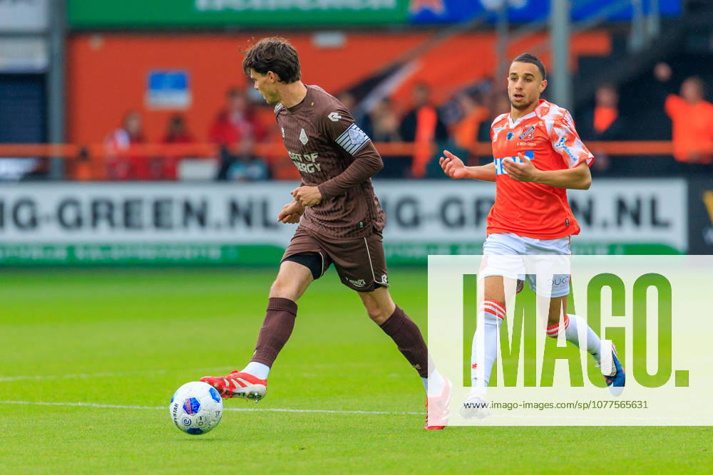 2026-05-17 FC Volendam v SC Telstar - Dutch Eredivisie VOLENDAM, NETHERLANDS - MAY 17: Danny Bakker of Telstar, Bilal Ould-Chikh of FC Volendam during the Dutch Eredivisie match between FC Volendam and SC Telstar at Kras Stadion on May 17, 2026 in Volendam, Netherlands. Volendam Kras Stadion Netherlands Content not available for redistribution in The Netherlands directly or indirectly through any third parties.