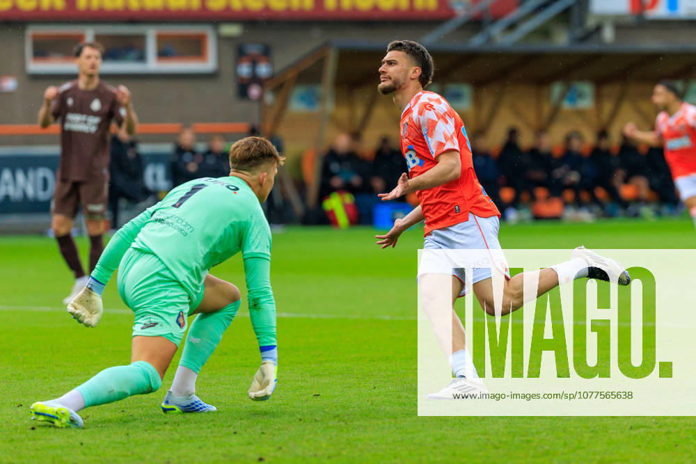 2026-05-17 FC Volendam v SC Telstar - Dutch Eredivisie VOLENDAM, NETHERLANDS - MAY 17: Goalkeeper Ronald Koeman Jr. of Telstar, Anthony Descotte of FC Volendam during the Dutch Eredivisie match between FC Volendam and SC Telstar at Kras Stadion on May 17, 2026 in Volendam, Netherlands. Volendam Kras Stadion Netherlands Content not available for redistribution in The Netherlands directly or indirectly through any third parties.