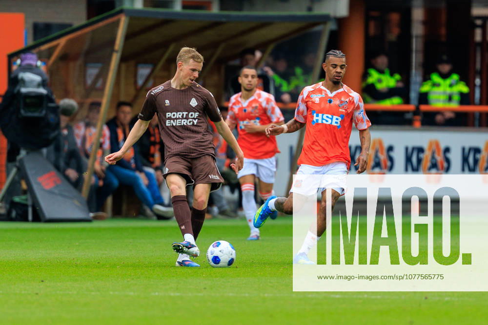 2026-05-17 FC Volendam v SC Telstar - Dutch Eredivisie VOLENDAM, NETHERLANDS - MAY 17: Guus Offerhaus of Telstar, Juninho Bacuna of FC Volendam during the Dutch Eredivisie match between FC Volendam and SC Telstar at Kras Stadion on May 17, 2026 in Volendam, Netherlands. Volendam Kras Stadion Netherlands Content not available for redistribution in The Netherlands directly or indirectly through any third parties.