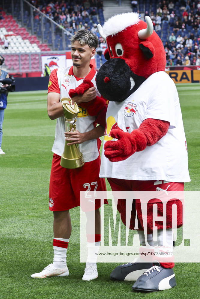 SOCCER - BL, RBS vs Hartberg SALZBURG,AUSTRIA,17.MAY.26 - SOCCER - ADMIRAL Bundesliga, championship group, Red Bull Salzburg vs TSV Hartberg. Image shows Kerim Alajbegovic (RBS) with the trophy. GEPAxpictures Geieregger