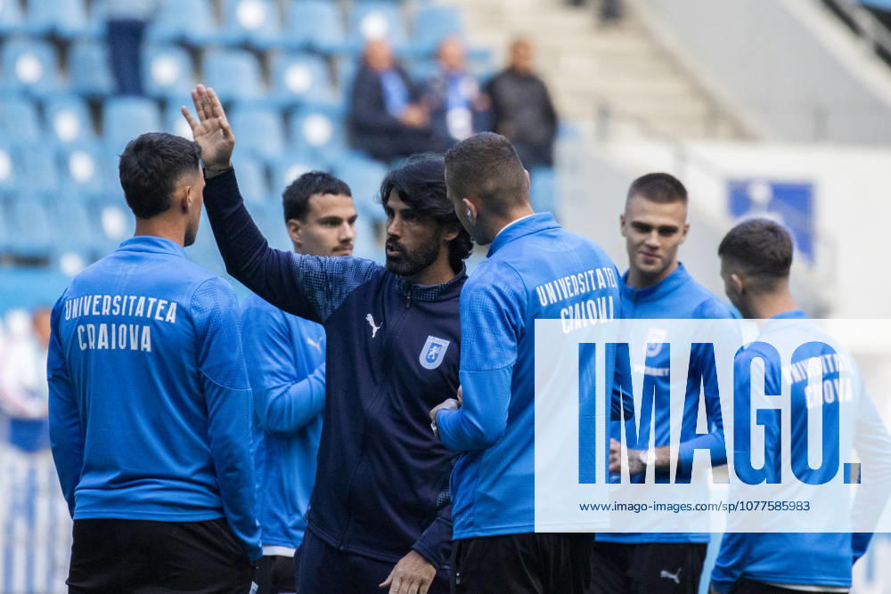 Craiova, Romania, Superliga Season 2025-2026, Play-Off, Stage 9, Universitatea Craiova vs FC Universitatea Cluj, Ion Oblemenco stadium, Craiova, Romania Coach Filipe Coelho ghives final instructions tio the players whwn they inspect the pich