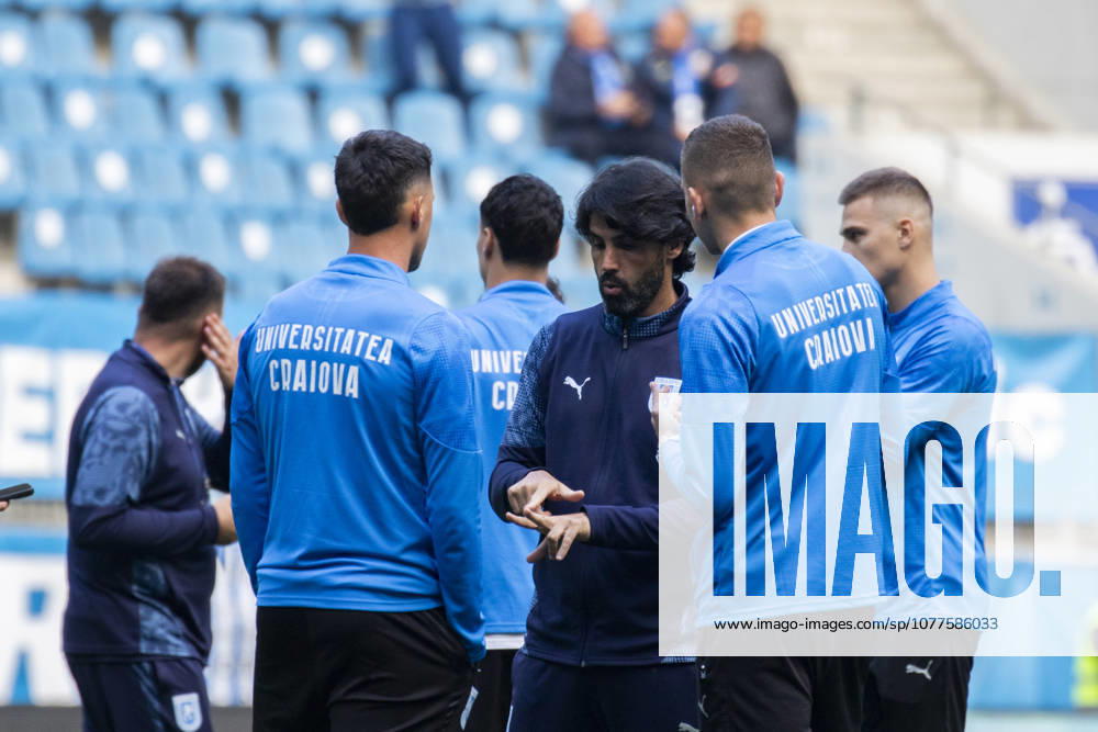 Craiova, Romania, Superliga Season 2025-2026, Play-Off, Stage 9, Universitatea Craiova vs FC Universitatea Cluj, Ion Oblemenco stadium, Craiova, Romania Coach Filipe Coelho ghives final instructions tio the players