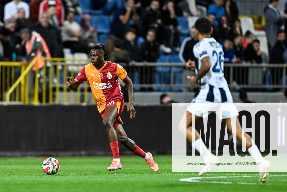 Kasimpasa v Galatasaray - Turkish Super Lig ISTANBUL, TURKIYE - MAY 17: Galatasaray s Wilfried Singo (L) and Kasimpasa s Kerem Demirbay (R) compete for the ball during the Turkish Super Lig week 34 match between Kasimpasa and Galatasaray at Recep Tayyip Erdogan Stadium in Istanbul, Turkiye, on May 17, 2026. Cem Tekkesinoglu Anadolu Istanbul Turkey. Editorial use only. Please get in touch for any other usage.