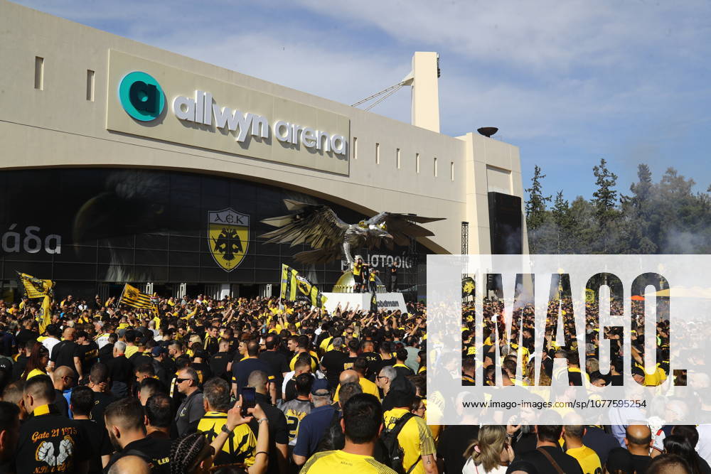 SuperLeague Greece Playoffs AEK FC vs Panathinaikos - General view outside the stadium while fans of AEK FC celebrate the winning of the Championship right after the SuperLeague Play-Offs soccer match between AEK FC vs Panathinaikos that they won by 1-0 in Athens, Greece, 10 May 2026. IMAGO ONE INCH PRODUCTIONS PIRAEUS Greece