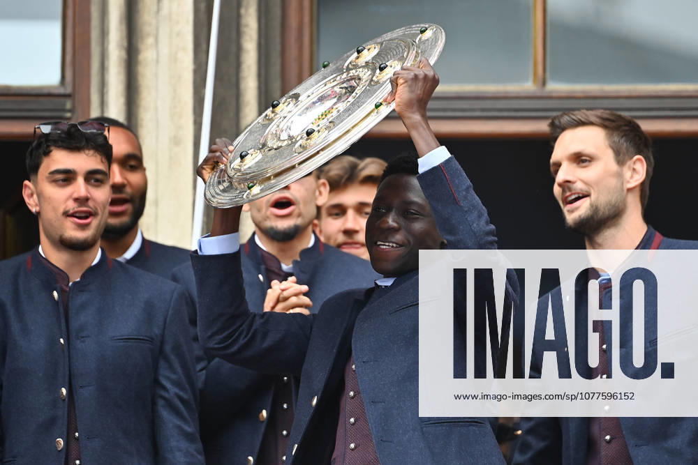 Bara Sapoko NDIAYE FCB with bowl,Meisterschale,Pokal,Cup,Trophaee Meisterfeier FC Bayern Muenchen auf dem Rathausbalkon auf dem Marienplatz in Muenchen am 17 05 2026 Fußball 1 Bundesliga Saison 2025 2026, 34 Spieltag,