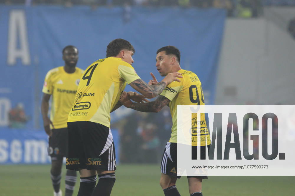 Craiova, Romania, Superliga Season 2025-2026, Play-Off, Stage 9, Universitatea Craiova vs FC Universitatea Cluj, Ion Oblemenco stadium, Craiova, Romania 94 Ovidiu Bic and 4 Andrei Coubis fight after recieving a goal