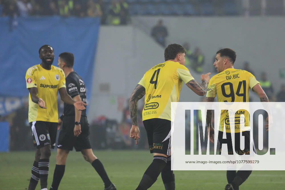 Craiova, Romania, Superliga Season 2025-2026, Play-Off, Stage 9, Universitatea Craiova vs FC Universitatea Cluj, Ion Oblemenco stadium, Craiova, Romania 94 Ovidiu Bic and 4 Andrei Coubis fight after recieving a goal