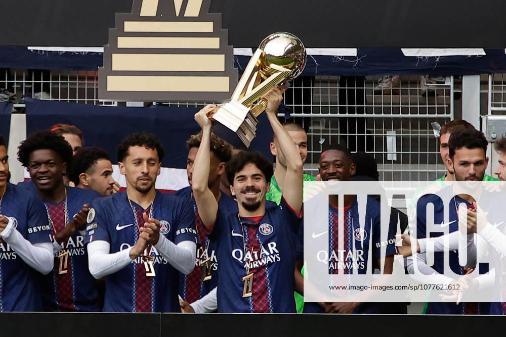 2026 05 17 Paris La Ligue 1 Paris FC Paris Saint Germain v l , award ceremony, Vitinha Paris Saint Germain with trophy celebrates with his team the French Championship 2025 26