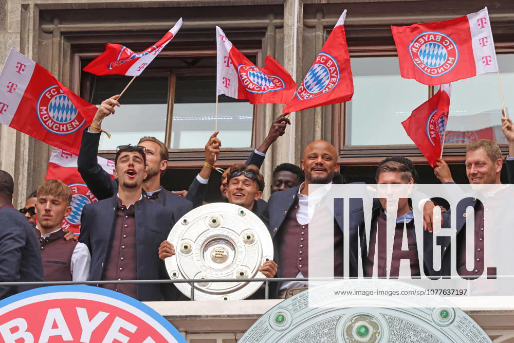 Coach Vincent Kompany center , 20 Tom Bischof, 45 Aleksandar Pavlovic, 9 Harry Kane 42, Lennart Karl, Co coach Daniel Fradley, TW TR Michael Rechner, cheer, balcony, flag, Marienplatz, 35 championship title, championship celebration, town hall balcony, town hall, championship trophy, is presented, football 1 BL FC Bayern Munich 17 05 2026 Munich Marienplatz PHOTO Mladen Lackovic LakoPress