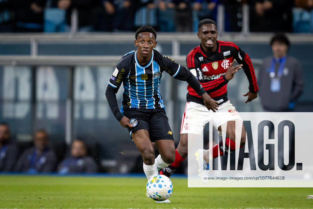 Porto Alegre, Brazil May 10 Gabriel Mec of Gremio L is chased by Everton Araujo of Flamengo R during the Campeonato Brasileiro Serie A match between Gremio and Flamengo at Arena do Gremio on May 10, 2026 in Porto Alegre, Brazil Photo by Richard Ducker Eurasia Sport Images Porto Algre Arena do Gremio Rio Grande do Sul Brazil