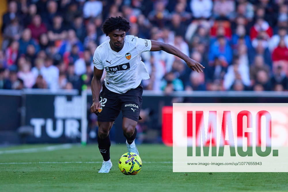 Valencia CF v Osasuna - LaLiga EA Sports VALENCIA, SPAIN - MARCH 1: Thierry Correia of Valencia CF runs with the ball during to the LaLiga EA Spots match between Valencia CF and Osasuna at Estadio Mestalla on March 1, 2026 in Valencia, Spain. (Photo by Jose Torres Photo Players Images Magara Press) Valencia Estadio Mestalla Spain