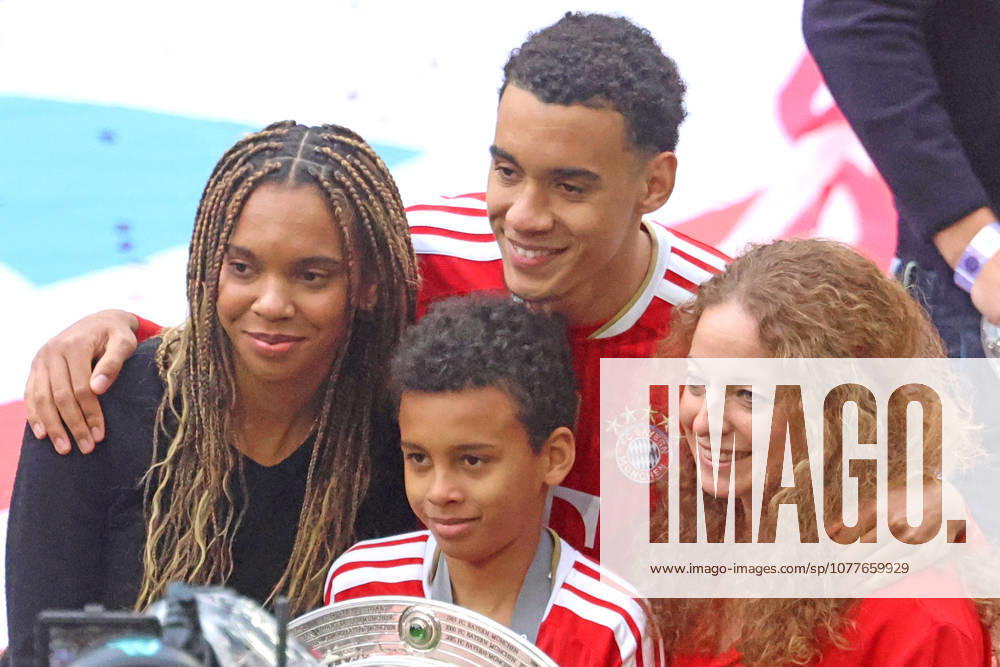 10 Jamal Musiala FCB with family, mom Carolin, brother Jerrell and sister Latisha, championship trophy Soccer 1 BL FC Bayern Munich 1 FC Cologne 16 05 2026 Allianz Arena PHOTO Mladen Lackovic LakoPress