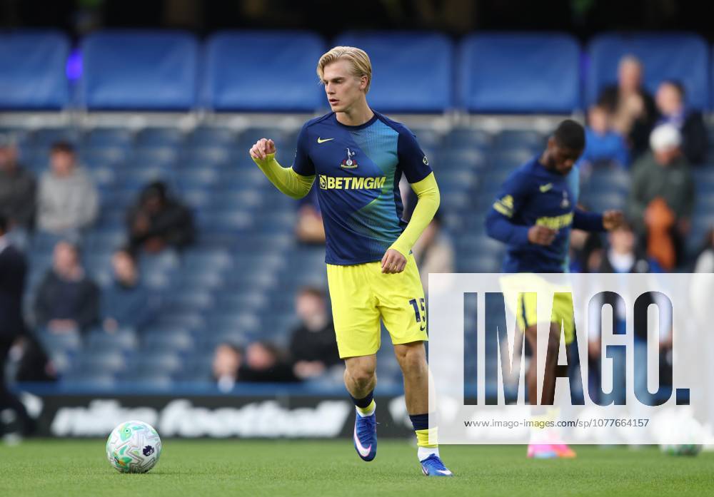 Premier League - Chelsea v Tottenham Hotspur LONDON, ENGLAND, MAY 19: Lucas Bergvall of Tottenham Hotspur warms up ahead of the Premier League match between Chelsea v Tottenham Hotspur at Stamford Bridge Stadium, London, England, on May 19. (Photo by Daniel Weir) London Stamford Bridge Stadium England