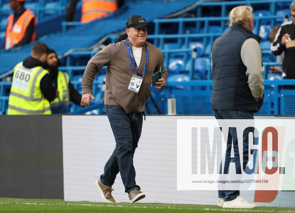 Premier League - Chelsea v Tottenham Hotspur LONDON, ENGLAND, MAY 19: Actor Ross Kemp watches on from the dugout club at Stamford Bridge during the Premier League match between Chelsea v Tottenham Hotspur at Stamford Bridge Stadium, London, England, on May 19. (Photo by Daniel Weir) London Stamford Bridge Stadium England