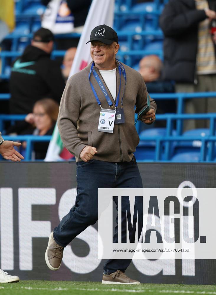 Premier League - Chelsea v Tottenham Hotspur LONDON, ENGLAND, MAY 19: Actor Ross Kemp watches on from the dugout club at Stamford Bridge during the Premier League match between Chelsea v Tottenham Hotspur at Stamford Bridge Stadium, London, England, on May 19. (Photo by Daniel Weir) London Stamford Bridge Stadium England