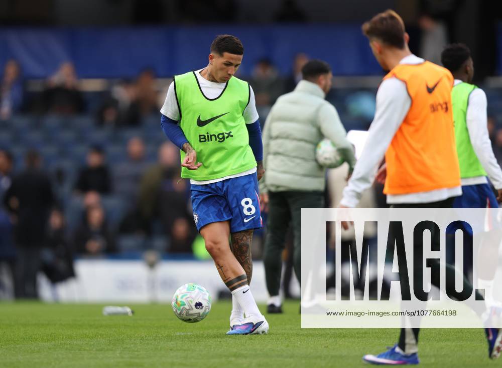 Premier League - Chelsea v Tottenham Hotspur LONDON, ENGLAND, MAY 19: Enzo Fernandez of Chelsea warms up ahead of the Premier League match between Chelsea v Tottenham Hotspur at Stamford Bridge Stadium, London, England, on May 19. (Photo by Daniel Weir) London Stamford Bridge Stadium England