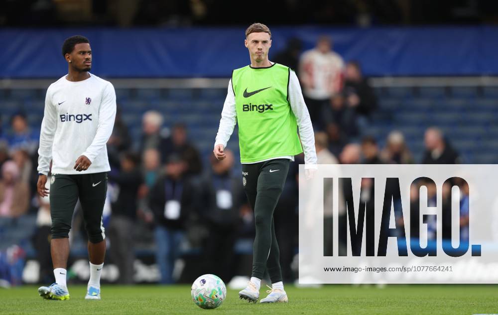Premier League - Chelsea v Tottenham Hotspur LONDON, ENGLAND, MAY 19: Cole Palmer of Chelsea warms up ahead of the Premier League match between Chelsea v Tottenham Hotspur at Stamford Bridge Stadium, London, England, on May 19. (Photo by Daniel Weir) London Stamford Bridge Stadium England