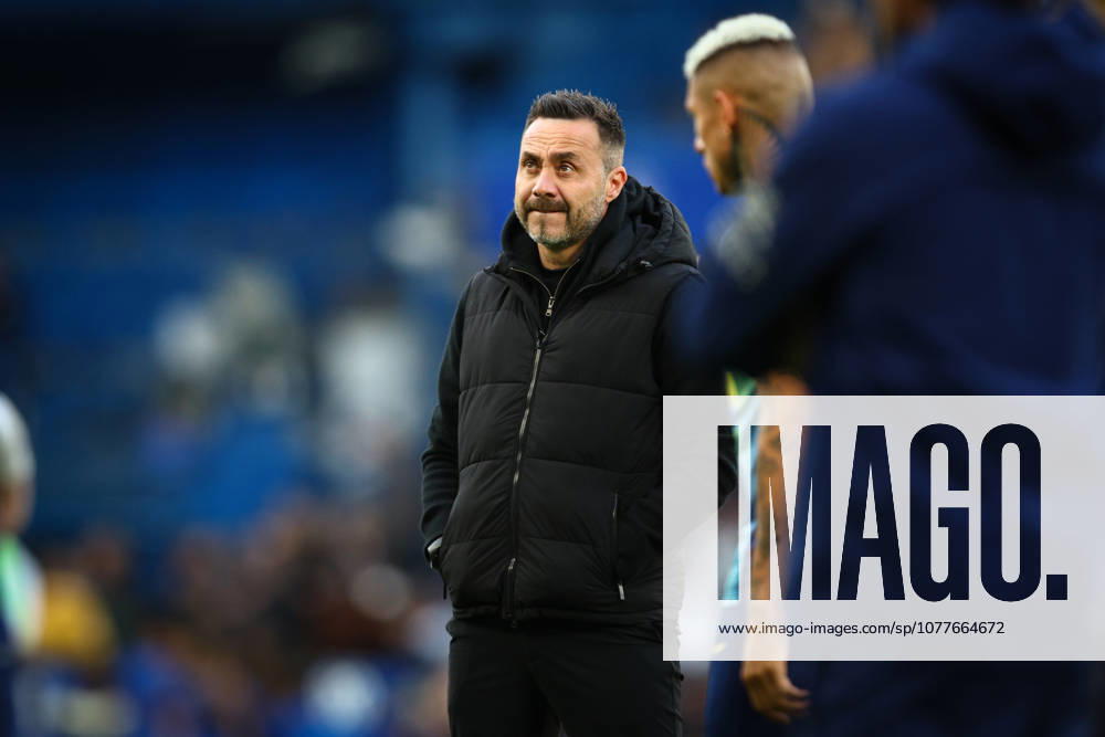 Premier League: Chelsea v Tottenham Hotspur LONDON, UK - 19th May 2026: Tottenham Hotspur Head Coach Roberto De Zerbi looks on during the pre-match warm-up ahead of the Premier League match between Chelsea FC and Tottenham Hotspur FC at Stamford Bridge London Stamford Bridge England United Kingdom