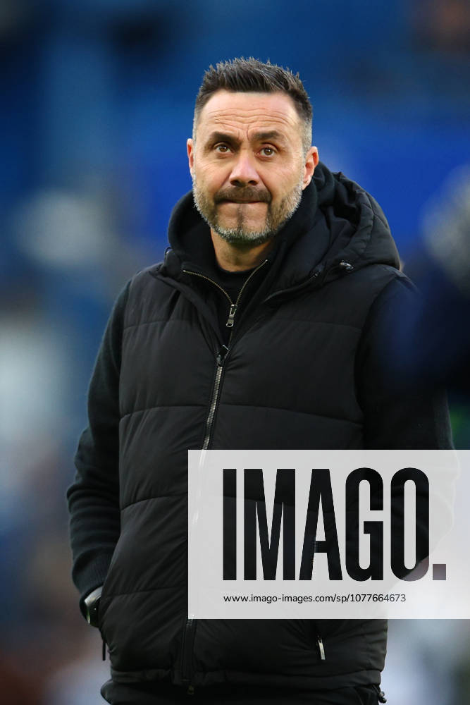 Premier League: Chelsea v Tottenham Hotspur LONDON, UK - 19th May 2026: Tottenham Hotspur Head Coach Roberto De Zerbi looks on during the pre-match warm-up ahead of the Premier League match between Chelsea FC and Tottenham Hotspur FC at Stamford Bridge London Stamford Bridge England United Kingdom
