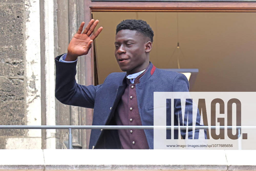 99 Bara Sapoko Ndiaye, portrait, portrait, Marienplatz, 35 championship titles, championship celebration, town hall balcony, town hall, football 1 BL FC Bayern Munich 17 05 2026 Munich Marienplatz PHOTO Mladen Lackovic LakoPress