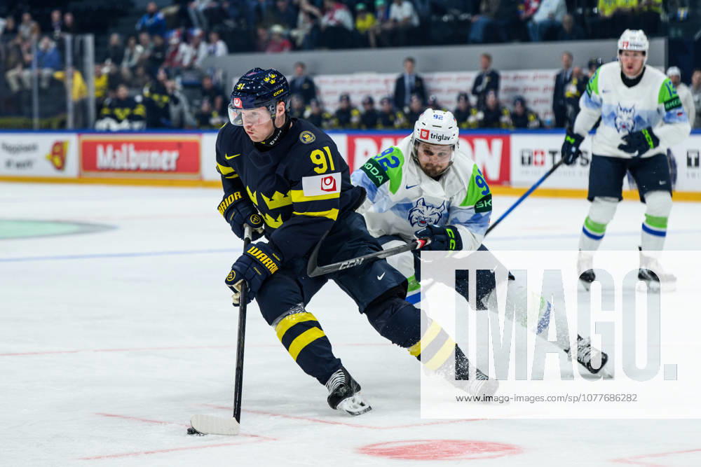 Carl Grundström of Sweden and Anze Kuralt of Slovenia during the 2026 IIHF Ice Hockey World Championship between Sweden and Slovenia on May 20, 2026 in Fribourg Photo Jesper Zerman BILDBYRAN kod JZ JZ0722 ishockey ice hockey ishockey vm 2026 vm 2026 iihf world championship sverige sweden slovenia bbeng bbauto