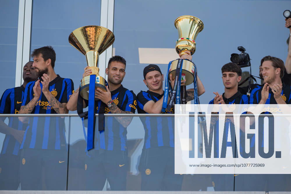 Lautaro Martinez, Nicolo Barella With Inter Trophies - Milan Lautaro Martinez and Nicolo Barella lift the Serie A and Coppa Italia trophies alongside their teammates during the presentation of Inter s commemorative shirt, celebrating their 21st Serie A title, in Milan, Italy on May 21, 2026. Photo by Luca Micheli IPA ABACAPRESS.COM Milan Italy