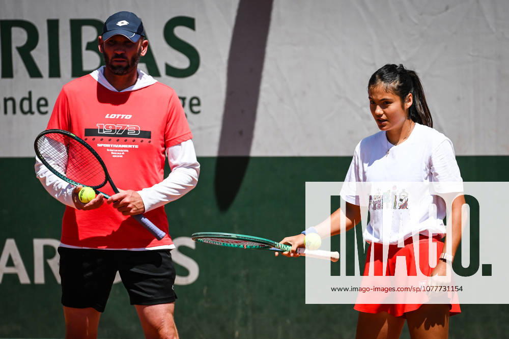 Andrew RICHARDSON and Emma RADUCANU of Great Britain during a training session of the Roland-Garros 2026, French Open 2026, Grand Slam tennis tournament at Roland-Garros Stadium on May 22, 2026 in Paris, France. Roland Garros 2026 - Training Session - ZUMAm308 20260522_zsp_m308_027